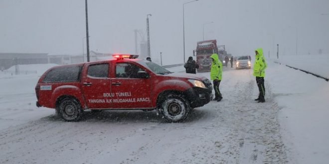 Bolu Dağı geçişi kapandı, "Mecbur kalmadıkça trafiğe çıkmayın"