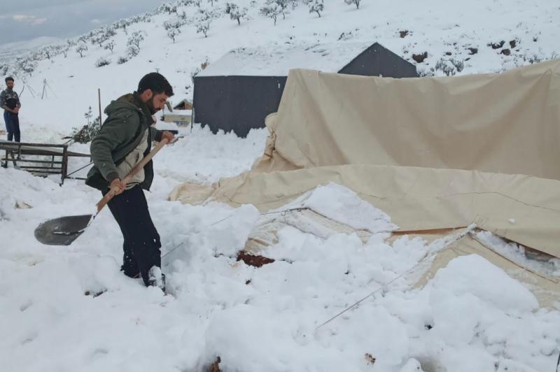 Mültecilerin karla mücadelesi: Çadırlar çöktü