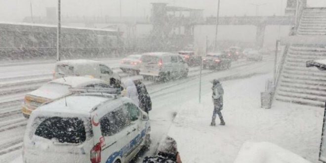 İstanbul'u kar fırtınası vurdu, kente girişler kapatıldı!