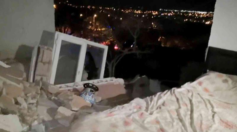 Aksaray'da şofben bomba gibi patladı, duvarları indirdi!