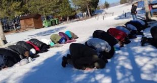 Sırp polisinden skandal hareket! Namaz kılan Boşnaklara para cezası kestiler