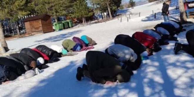 Sırp polisinden skandal hareket! Namaz kılan Boşnaklara para cezası kestiler