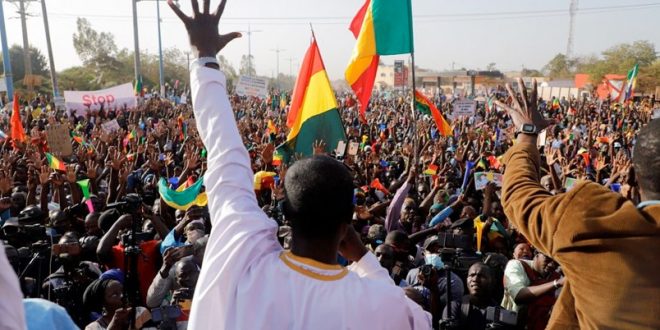 Mali'de halk Fransa'yı protesto için sokaklara döküldü