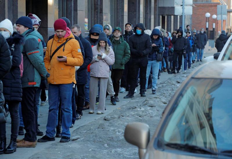 Ruslar Swift hamlesiyle panikledi: Bankamatiklere hücum ettiler!