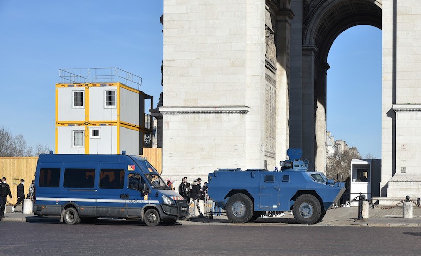 Paris'de polis kontrol noktaları oluşturdu