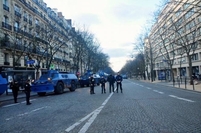 Paris'de polis kontrol noktaları oluşturdu