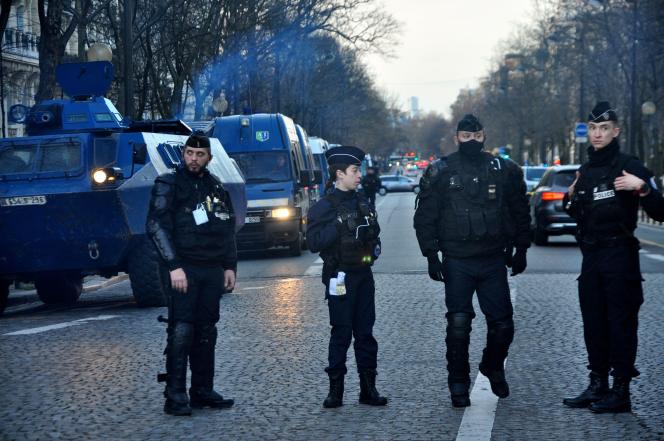 Paris'de polis kontrol noktaları oluşturdu