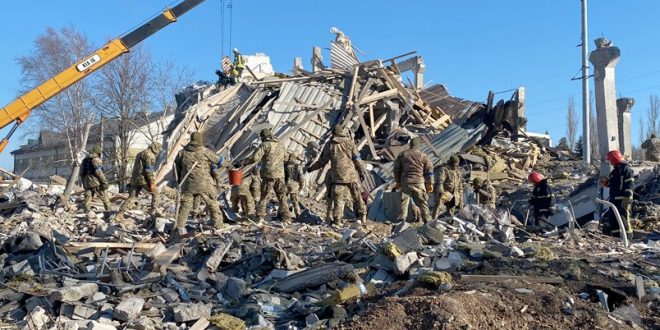 Rusya Ukrayna'da askeri üssü füzelerle vurdu: En az 80 ölü