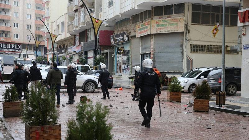 Mardin'de HDP'liler polise taşla saldırdı