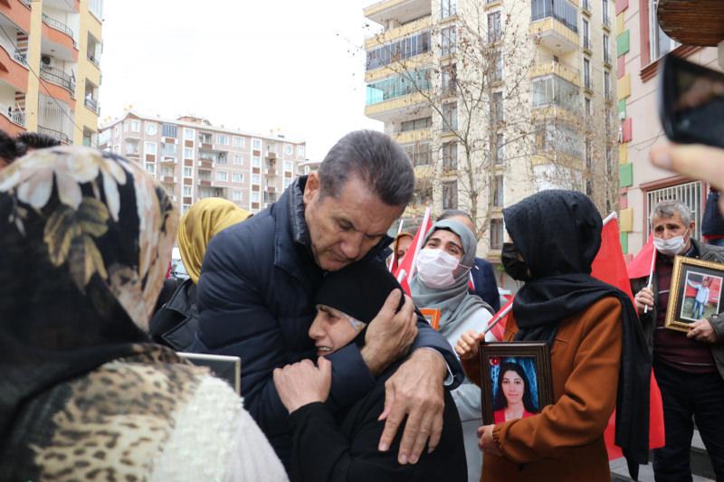 Mustafa Sarıgül'den Diyarbakır’da evlat nöbetindeki ailelere ziyaret!