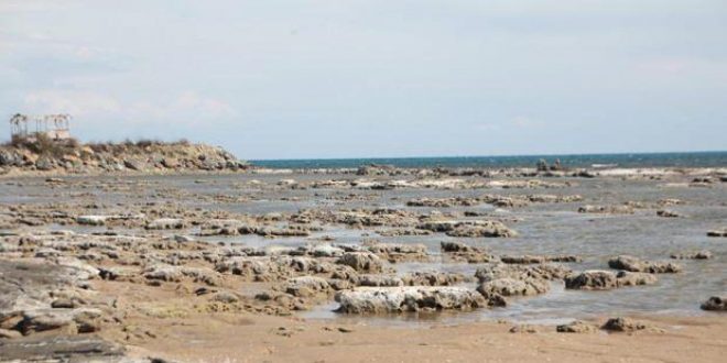 Antalya'nın kıyılarında deniz suyu çekildi