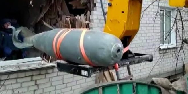 Çernihiv'de patlamayan Rus bombası binadan çıkarıldı