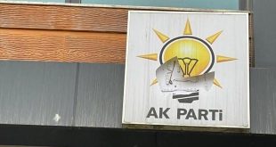 Hakkari'de HDP'liler AK Parti binasını taşladı