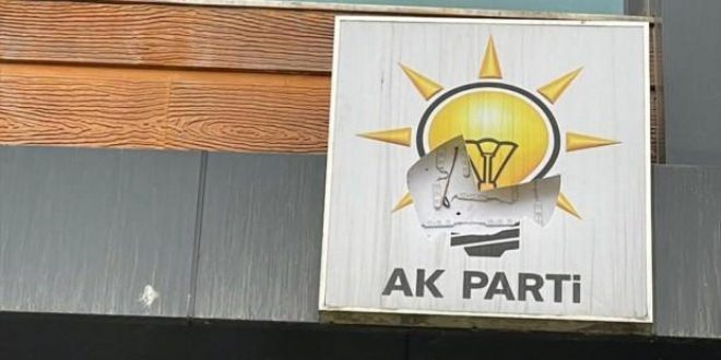 Hakkari'de HDP'liler AK Parti binasını taşladı