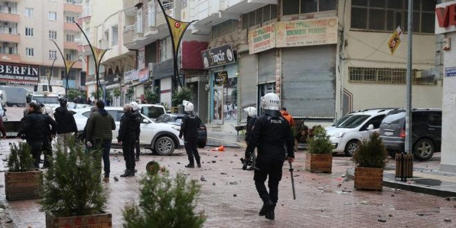 Mardin'de HDP'liler polise taşla saldırdı