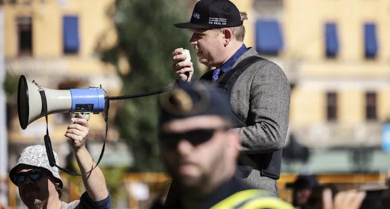 İsveç'te skandal: Irkçı İslam düşmanı, polis eşliginde Kur'an-ı Kerim yaktı!