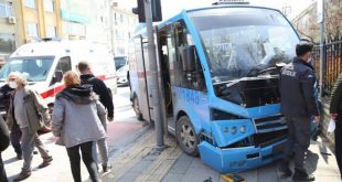 Kontrolden çıkan minibüs iki işçiyi ezdi