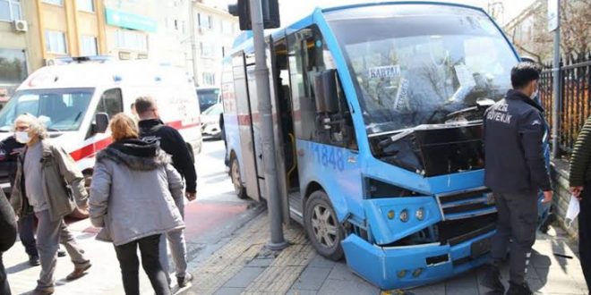 Kontrolden çıkan minibüs iki işçiyi ezdi