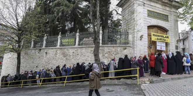 Kutsal emaneti ziyarete gelenler uzun kuyruklar oluşturdu