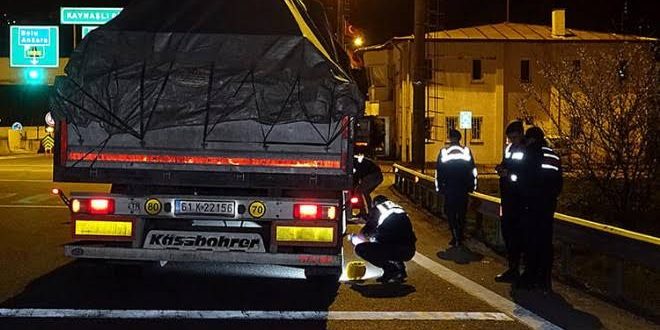 Tır sürücüsü geri manevra yaparken babasını ezdi