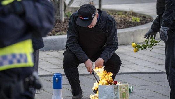 İsveç'te skandal: Irkçı İslam düşmanı, polis eşliginde Kur'an-ı Kerim yaktı!