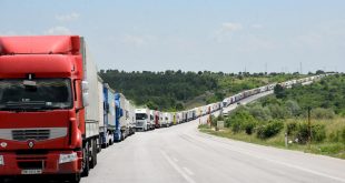 Bulgaristan sınırında kavurucu sıcakta TIR kuyruğu çilesi