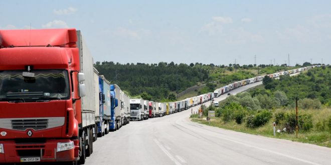 Bulgaristan sınırında kavurucu sıcakta TIR kuyruğu çilesi