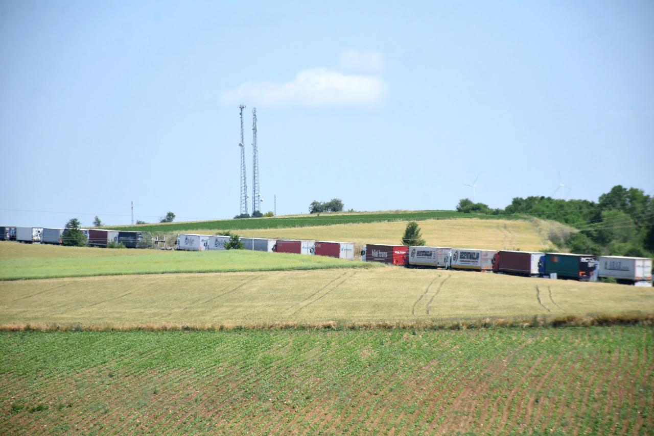 Bulgaristan sınırında kavurucu sıcakta TIR kuyruğu çilesi