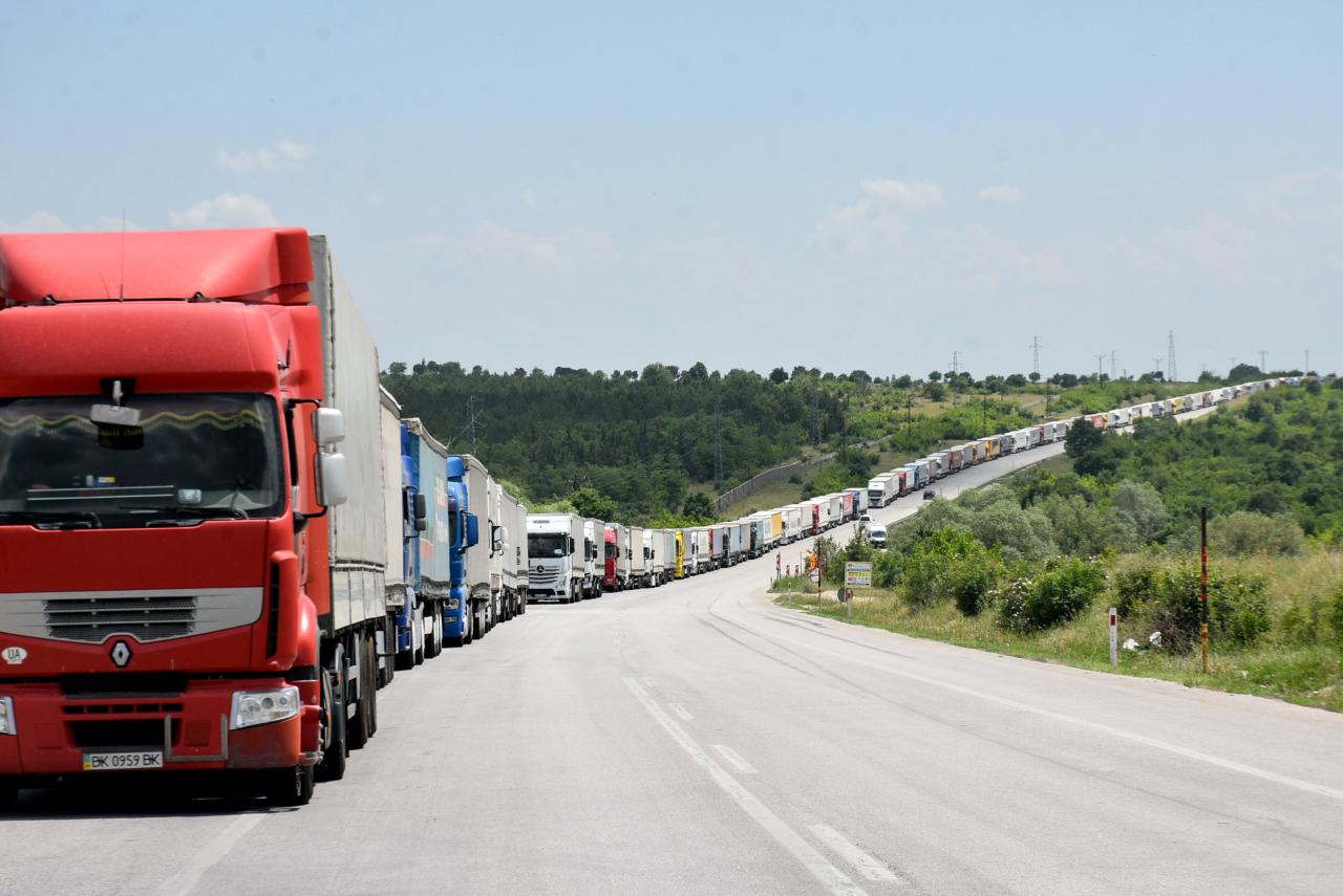 Bulgaristan sınırında kavurucu sıcakta TIR kuyruğu çilesi