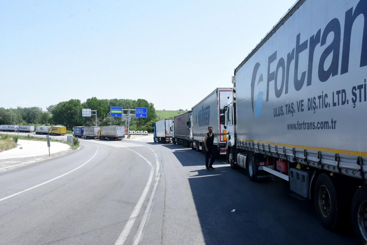 Bulgaristan sınırında kavurucu sıcakta TIR kuyruğu çilesi