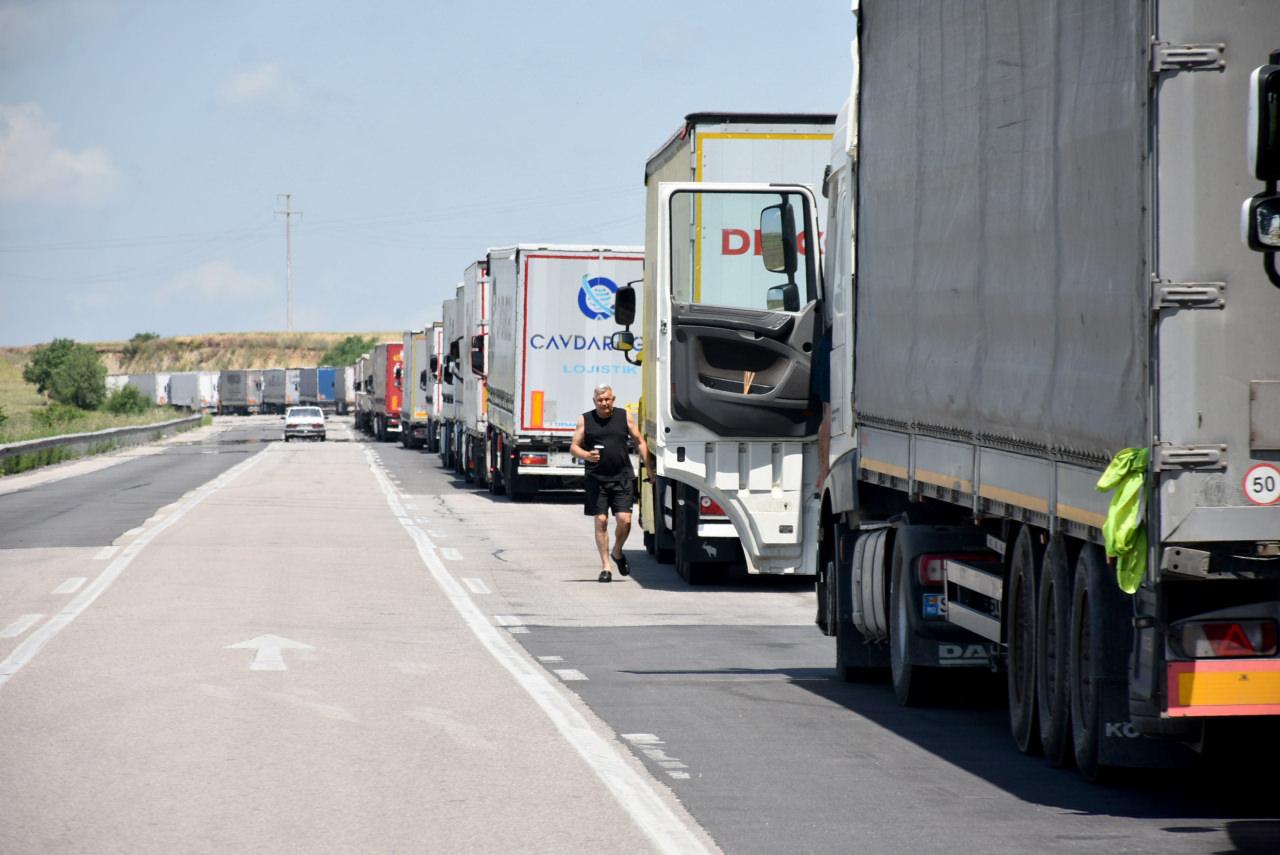 Bulgaristan sınırında kavurucu sıcakta TIR kuyruğu çilesi