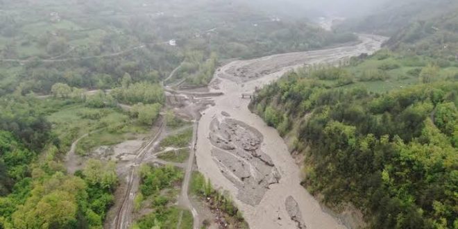 Kastamonu'da sel köprüleri yıktı, köylere ulaşım kapandı