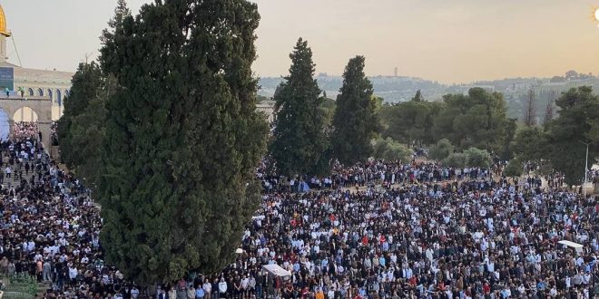 Mescid-i Aksa'da yüz binler bayram namazında saf tuttu