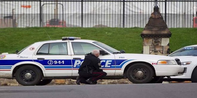 Sokakta yürüyen silahlı adam polisi harekete geçirdi