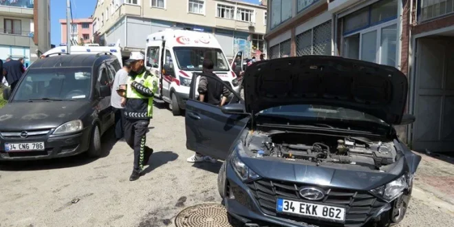 Virajı alamayan otomobil sürücüsü işçileri ezdi