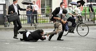 Japonya'da suikast şoku; eski Başbakan Abe öldü