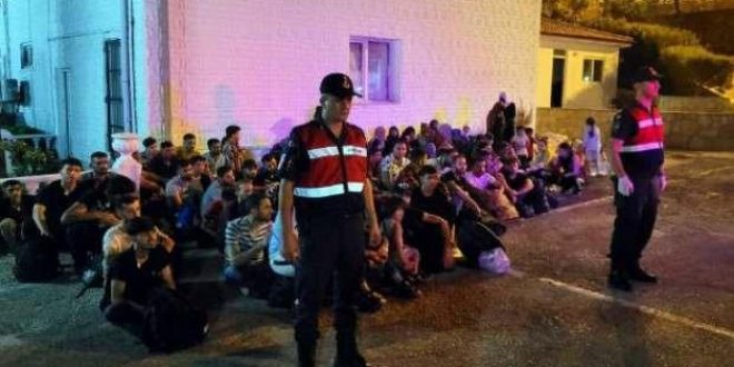 Minibüste göçmen kaçakçılığı: 92 göçmen yakalandı