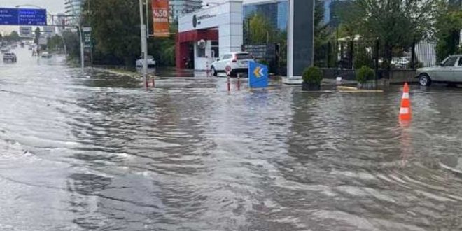 Ankara'da fırtınada kolon devrildi, minare çöktü: 1 ölü