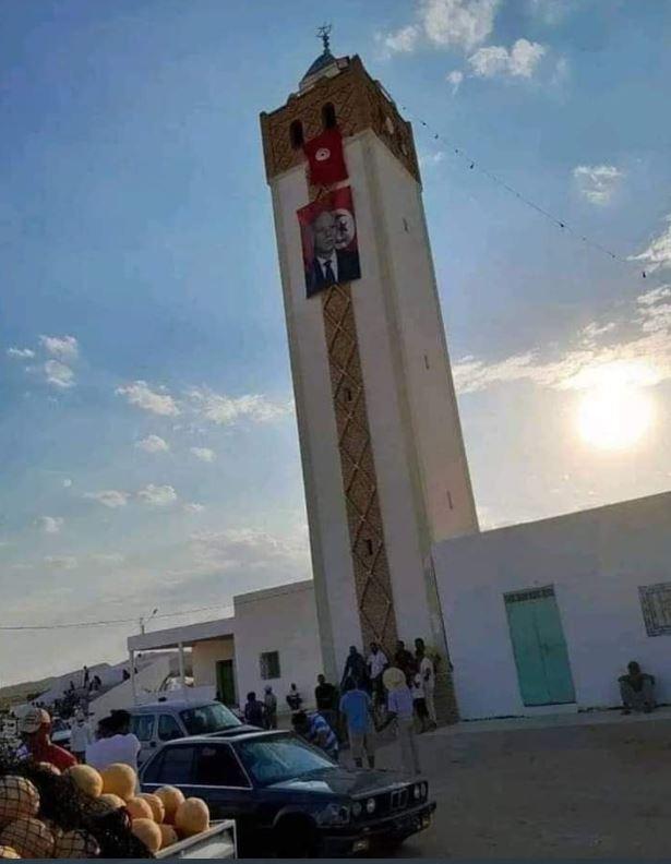 Tunus'ta minarelere darbeci lider Said'in posterleri asıldı