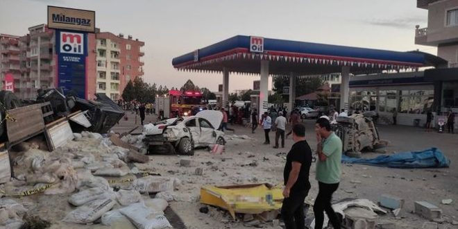 Tır kaza bölgesinde toplanan kalabalığa daldı; 16 ölü