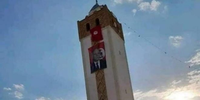 Tunus'ta minarelere darbeci lider Said'in posterleri asıldı