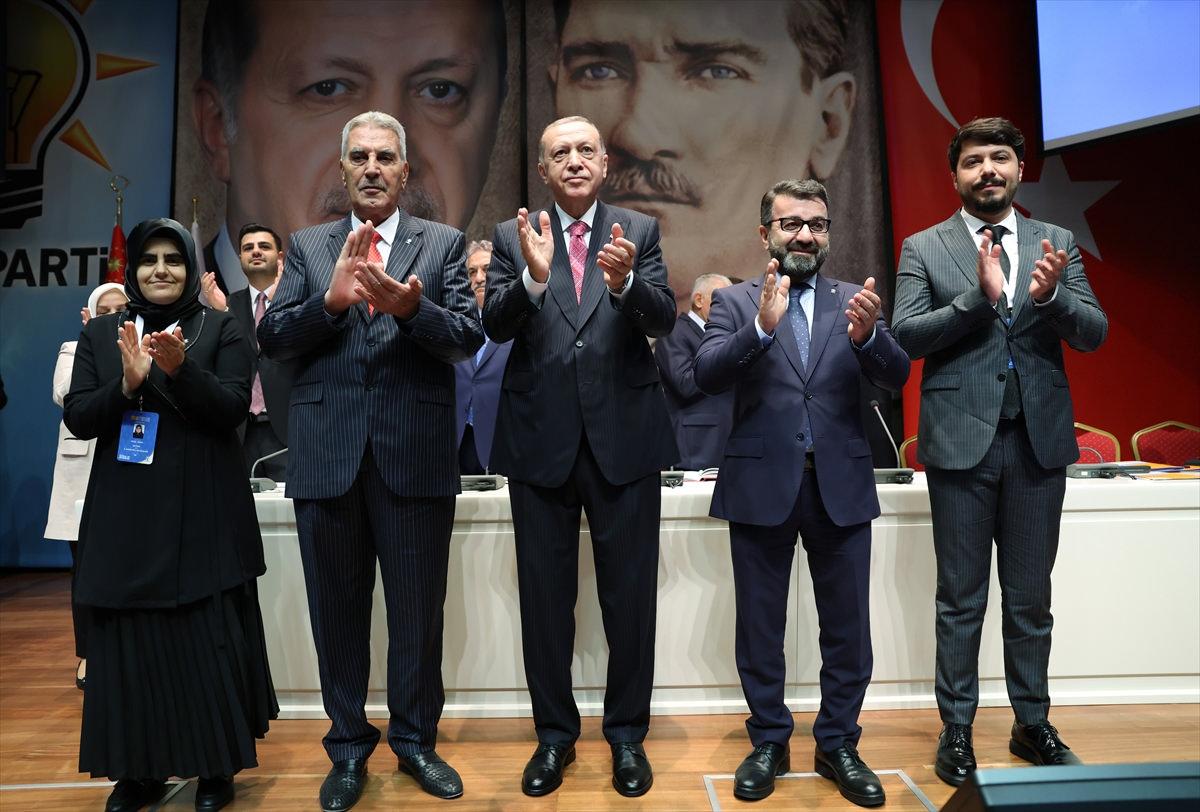 AK Parti'ye katıldılar! Rozetlerini Erdoğan taktı