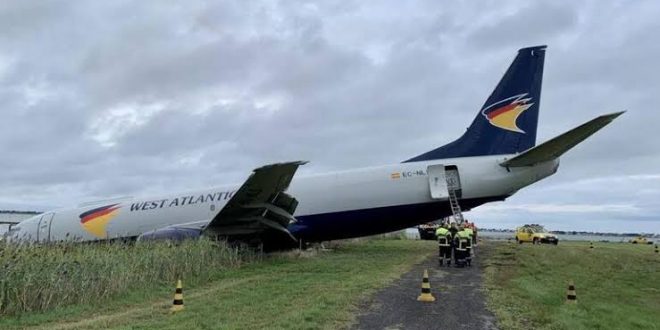 Bir Boeing kazası daha! Uçak gölete düştü