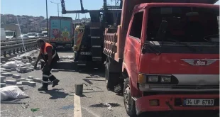 Kağıthane'de yol ortasına devrilen kamyon trafiğin kapanmasına neden oldu