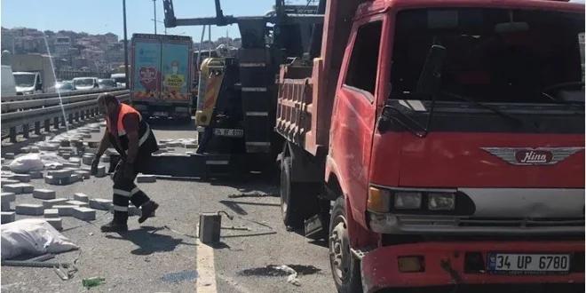 Kağıthane'de yol ortasına devrilen kamyon trafiğin kapanmasına neden oldu