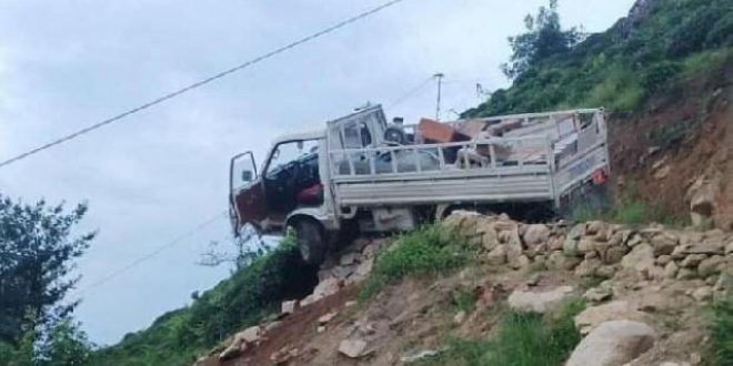 Rize'de uçurumda asılı kalan kamyonetin şoförü öldü