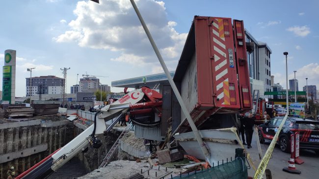 Bağcılar'da vinç operatörü inşaat temeline düştü!