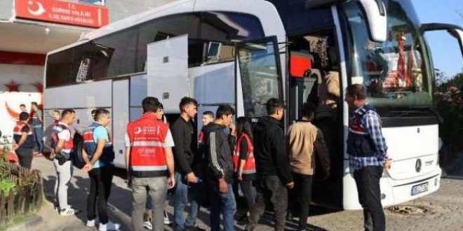 Edirne'de 139 Afgan ve Iraklı göçmen sınır dışı edildi