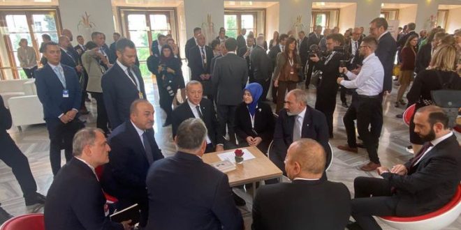 Erdoğan, Prag'da Aliyev ve Paşinyan ile görüşme yaptı!