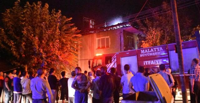 Malatya'da çatı yangını: 2 hayvan telef oldu